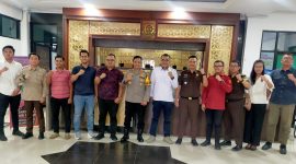 Kapolres Lebak, AKBP Suyono beserta jajaran saat menyambangi kantor Kejaksaan Negeri Lebak. Keduanya sepakat untuk meningkatkan sinergitas penegakan hukum bersama. (Istimewa)