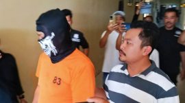 SA saat digelandang polisi ke Mapolres Serang. (FOTO BBC).