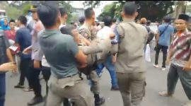 Anggota Satpol PP Lebak saat dievakuasi menuju RSUD dr. Adjidarmo usai terkapar dalam aksi unjuk rasa yang diselenggarakan PMPL. (Istimewa)