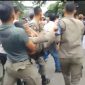 Anggota Satpol PP Lebak saat dievakuasi menuju RSUD dr. Adjidarmo usai terkapar dalam aksi unjuk rasa yang diselenggarakan PMPL. (Istimewa)