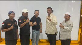 Ketua Umum Grib Jaya, Hercules saat foto bersama dengan Ketua Tim pemenangan Hasbi - Amir, Nabil Jayabaya. (Istimewa)