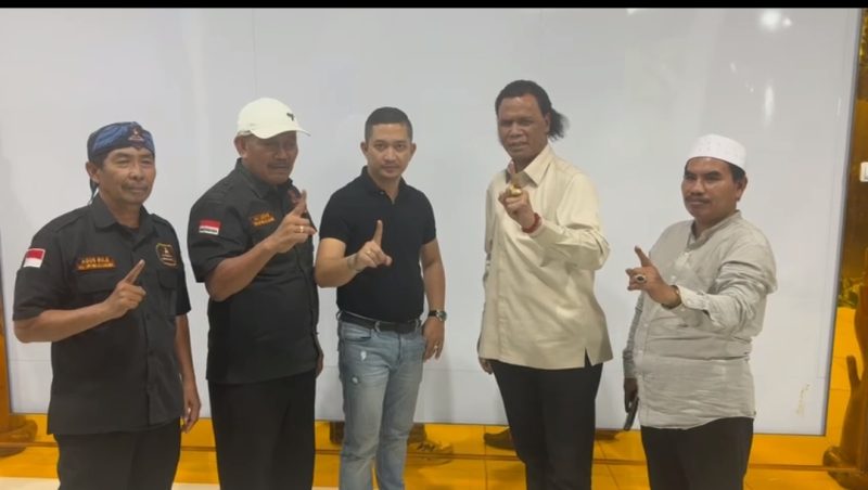 Ketua Umum Grib Jaya, Hercules saat foto bersama dengan Ketua Tim pemenangan Hasbi - Amir, Nabil Jayabaya. (Istimewa)