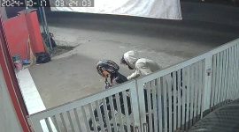 Detik-detik pelaku saat mencuri kendaraan milik tukang servis komputer. (FOTO Tangkap Layar Video)