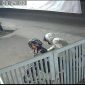 Detik-detik pelaku saat mencuri kendaraan milik tukang servis komputer. (FOTO Tangkap Layar Video)