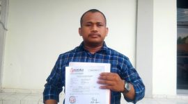 Koordinator Tampung Demokrasi, M Riki Setiawan saat melaporkan Yandri Susanto dan Ratu Zakiyah ke Bawaslu Kabupaten Serang