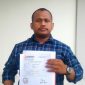 Koordinator Tampung Demokrasi, M Riki Setiawan saat melaporkan Yandri Susanto dan Ratu Zakiyah ke Bawaslu Kabupaten Serang