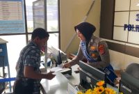 Salah seorang warga saat mendaftar pembuatan SIM. (Istimewa)