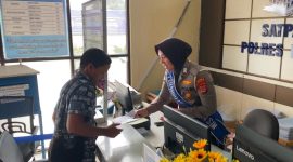 Salah seorang warga saat mendaftar pembuatan SIM. (Istimewa)