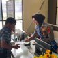 Salah seorang warga saat mendaftar pembuatan SIM. (Istimewa)