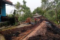 Salah satu bangunan ambruk diterjang hujan angin. (Istimewa)