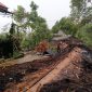 Salah satu bangunan ambruk diterjang hujan angin. (Istimewa)