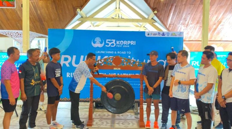 Ketua KORPRI Kabupaten Lebak, Budi Santoso saat melaunching Runk5bitung di Museum Multatuli. Acara lomba lari 5 kilometer ini akan digelar untuk umum pada 22 Desember 2024. (Istimewa)