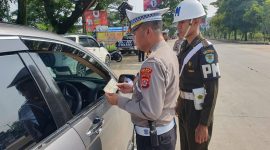 Satlantas Polres Lebak bersama Polisi Militer saat melakukan operasi kepada kendaraan dinas dan stiker militer di Rangkasbitung. (Istimewa)