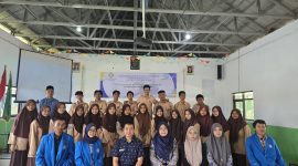 Mahasiswa Unpam saat foto bersama dengan dewan guru dan pelajar MA Darul Irfan usai sosialisasi mengenai bahaya Bullying. (Istimewa)