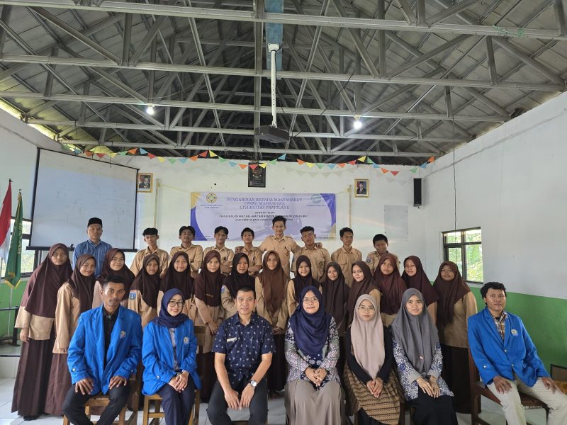 Mahasiswa Unpam saat foto bersama dengan dewan guru dan pelajar MA Darul Irfan usai sosialisasi mengenai bahaya Bullying. (Istimewa)