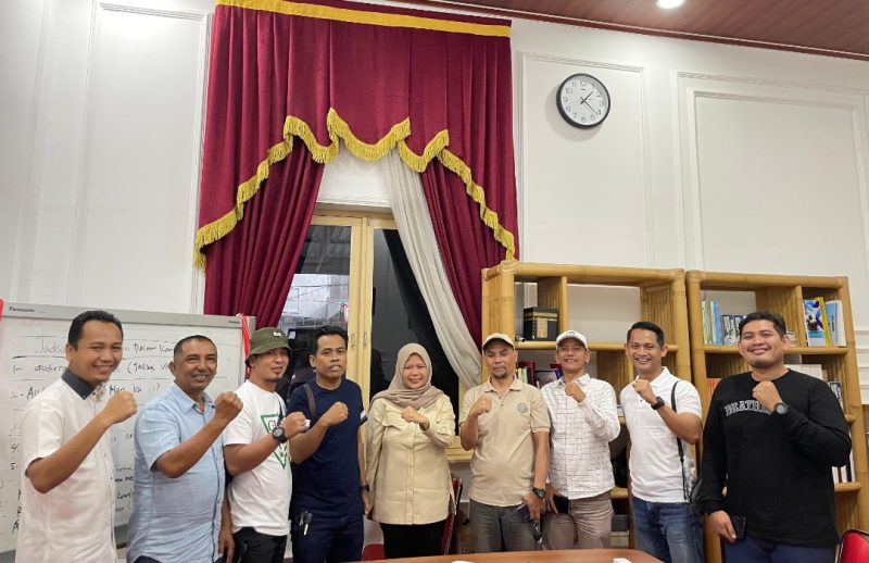 Pengurus PWI Lebak di bawah komando Nurabidin Ubaidillah saat foto bersama dengan Ketua DPRD Lebak, dr. Juwita Wulandari. (Istimewa)