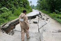 Kondisi ruas jalan Talaga - Pangasaman Lebak amblas. (Istimewa)