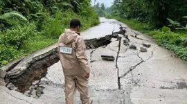Kondisi ruas jalan Talaga - Pangasaman Lebak amblas. (Istimewa)