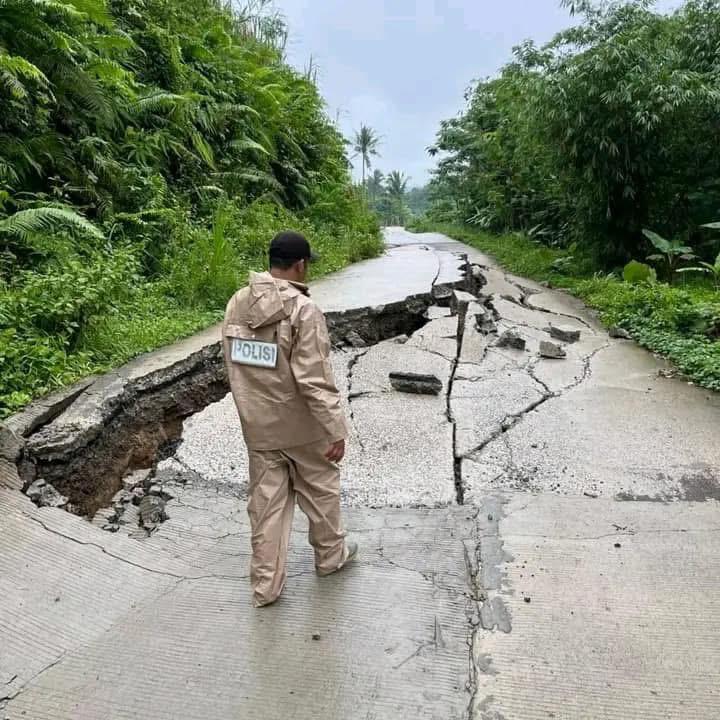 Kondisi ruas jalan Talaga - Pangasaman Lebak amblas. (Istimewa)