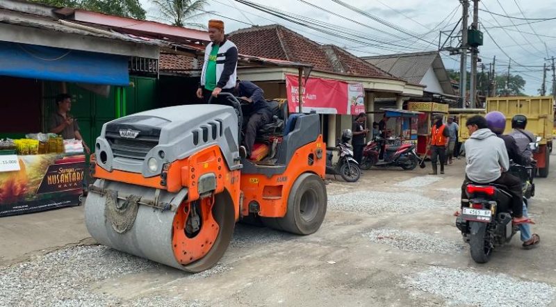 Anggota DPRD Lebak, F- PPP saat melakukan perbaikan jalan rusak. (Istimewa)