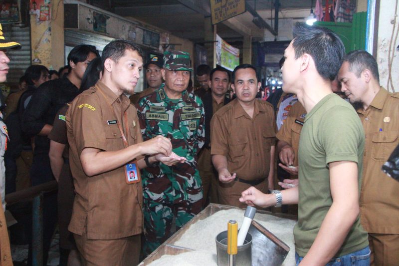 FOTO ILUSTRASI. Asda II Pemkab Lebak, Ajis Suhendi didampingi Kasdim 0603 Lebak, Mayor Inf Asmail saat meninjau stok dan harga sembako di Pasar Rangkasbitung. (Istimewa)