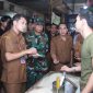 FOTO ILUSTRASI. Asda II Pemkab Lebak, Ajis Suhendi didampingi Kasdim 0603 Lebak, Mayor Inf Asmail saat meninjau stok dan harga sembako di Pasar Rangkasbitung. (Istimewa)