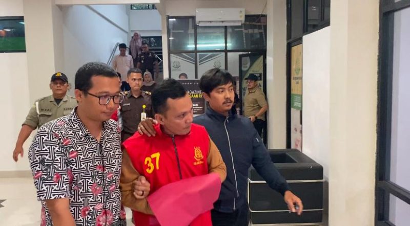 IT saat dijebloskan ke penjara. (Istimewa)