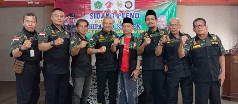 Ketua HIPAKAD Banten, Asmail S.sos MAP (tengah) saat foto bersama. (Istimewa)