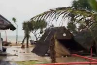Kondisi saung di pesisir pantai yang berada di Kecamatan Cihara porak-poranda diterjang angin kencang. (FOTO Tangkap Layar Video)
