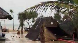 Kondisi saung di pesisir pantai yang berada di Kecamatan Cihara porak-poranda diterjang angin kencang. (FOTO Tangkap Layar Video)