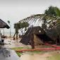 Kondisi saung di pesisir pantai yang berada di Kecamatan Cihara porak-poranda diterjang angin kencang. (FOTO Tangkap Layar Video)