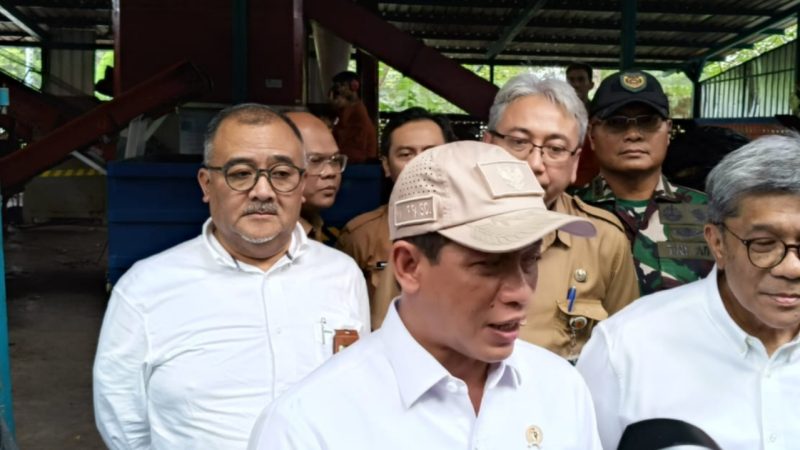 Menteri LH Hanif Faisol Nurofiq, saat berkunjung ke Kota Bandung 