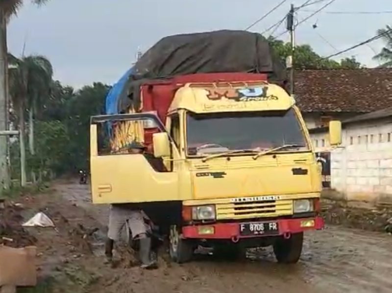 Mobil sampah plat F Bogor kedapatan akan membuang sampah ke TPSA Lebak. (FOTO Tangkap Layar Video)