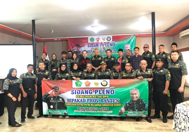 Ketua DPD HIPAKAD Banten, Mayor Inf Asmail saat foto bersama dengan pengurus. (Istimewa)