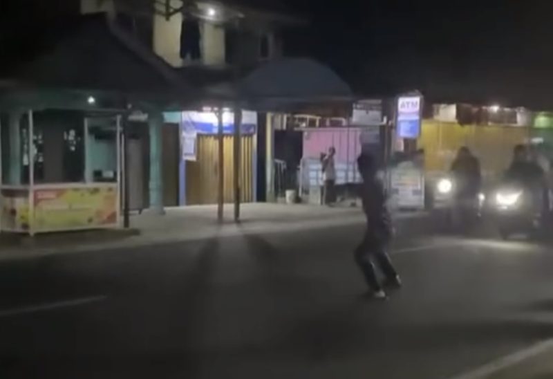 Aksi balap liar saat dibubarkan warga. (FOTO Tangkap Layar Video)