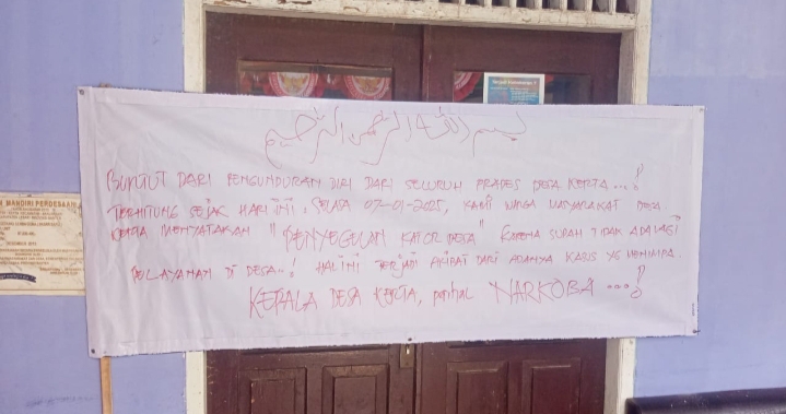 Kantor Desa Kerta Disegel warga. (Istimewa)