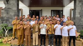 Didi Untung Wijayadi dari Ditjen Bina Bangda Kemendagri (jaket cokelat) foto bersama dengan tokoh pengusaha Lebak, Moch. Nabil Jayabaya (tengah) saat foto bersama dengan para Aparatur Sipil Negara (ASN) Lebak. (Istimewa)
