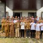 Didi Untung Wijayadi dari Ditjen Bina Bangda Kemendagri (jaket cokelat) foto bersama dengan tokoh pengusaha Lebak, Moch. Nabil Jayabaya (tengah) saat foto bersama dengan para Aparatur Sipil Negara (ASN) Lebak. (Istimewa)