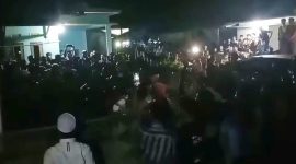 Warga ngamuk saat mendapati guru olahraga melakukan tindakan pencabulan terhadap muridnya. (FOTO Tangkap Layar Video)