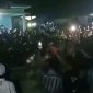 Warga ngamuk saat mendapati guru olahraga melakukan tindakan pencabulan terhadap muridnya. (FOTO Tangkap Layar Video)