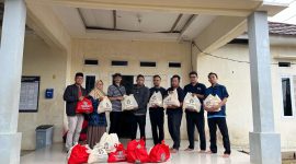 PT SBJ saat membagikan hampers lebaran kepada warga. (Istimewa)