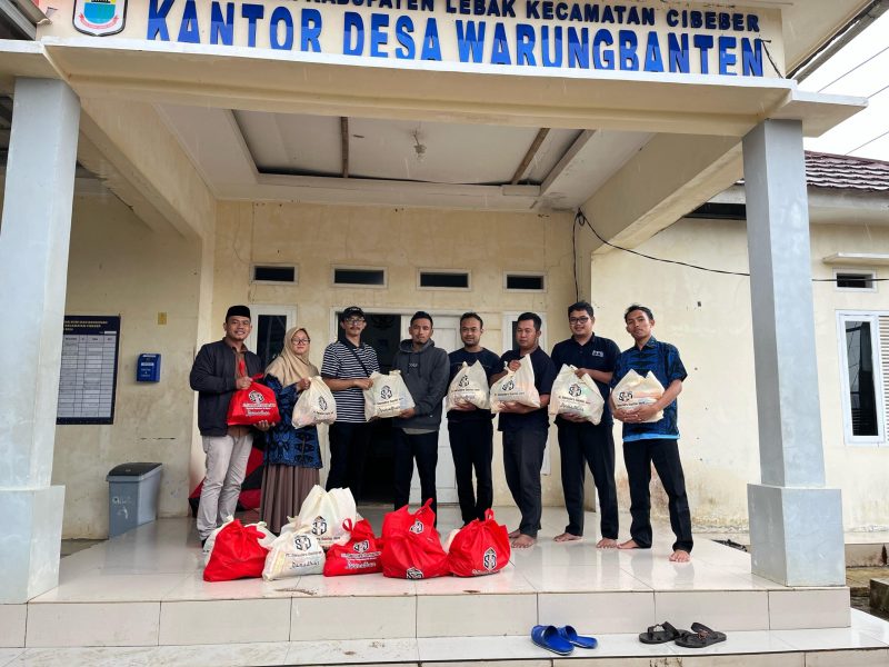 PT SBJ saat membagikan hampers lebaran kepada warga. (Istimewa)