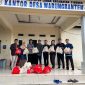 PT SBJ saat membagikan hampers lebaran kepada warga. (Istimewa)
