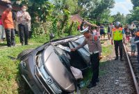 Kanit Gakkum Satlantas Polres Lebak, IPDA Aris Setyawan saat melakukan olah TKP kecelakaan. (istimewa)