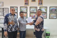 PT Tunas Andalan saat menyerahkan hak Ahmad Tohiri sebagai eks karyawan. (Istimewa)