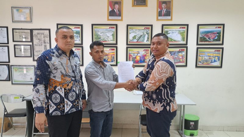 PT Tunas Andalan saat menyerahkan hak Ahmad Tohiri sebagai eks karyawan. (Istimewa)