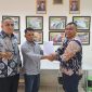 PT Tunas Andalan saat menyerahkan hak Ahmad Tohiri sebagai eks karyawan. (Istimewa)