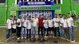 Ketua Dewan Pembina HIPMI Lebak, Osep Mulyawan Sudirman Karis (merah) saat foto bersama dengan panitia Liga Futsal Ramadhan tahun 2025. (Istimewa)