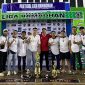 Ketua Dewan Pembina HIPMI Lebak, Osep Mulyawan Sudirman Karis (merah) saat foto bersama dengan panitia Liga Futsal Ramadhan tahun 2025. (Istimewa)