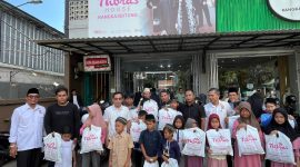 Anggota DPRD Fraksi PKS saat foto bersama dengan warga usai menjalankan program beli baju baru untuk Lebaran. (istimewa)